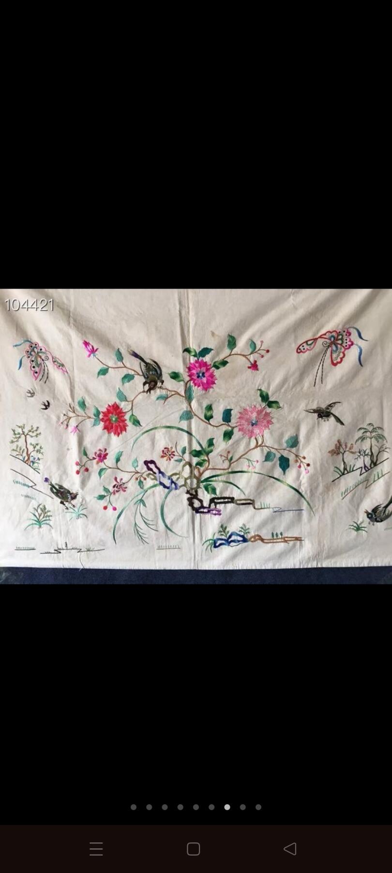 清代刺绣赏品，图案精美绝伦，清秀优雅别致，花儿怒放、鸟儿枝头喳喳、蝴蝶🦋飞飞、嬉戏花朵🌺花蕊争胜！春意盎然喜庆祥和，绣工精湛复杂精细，漂亮无比，色泽鲜艳醇厚饱满，图案精美绝伦，尽显灵动飘逸之唯美意境，惹人醉，包浆浑厚自然，保存完好无损，大开门纯真老货，大户人家所能拥有的高端大气精致优雅之佳品！