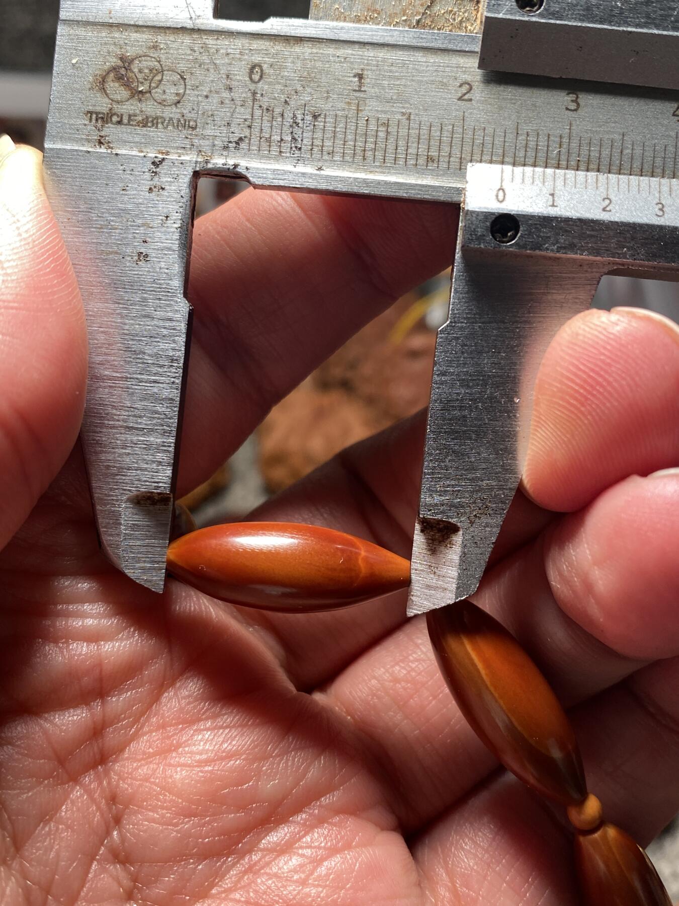 以核会友，中国非物质文化遗产苏工核雕手作 福利苏工核雕，纯手工10遍打磨，铁核柳叶精工10年老核，个性十足，等待有缘人，与众不同，尺寸0。9x2.4喜欢的来