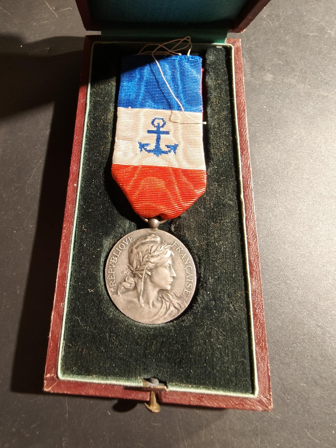 老王徽章第169期 法国银级劳工奖章    少见海事版本    原盒    三共时期950银     1921年实发