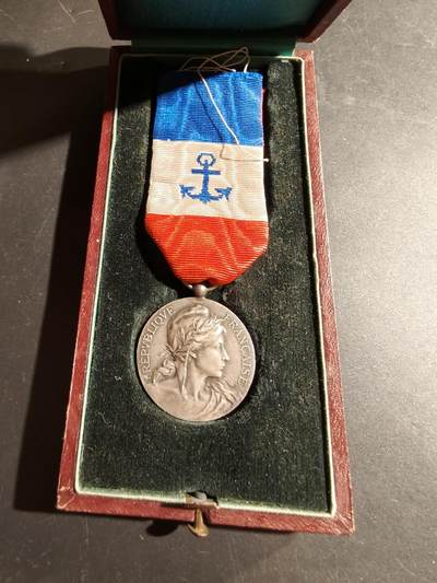 老王徽章第169期 - 法国银级劳工奖章    少见海事版本    原盒    三共时期950银     1921年实发