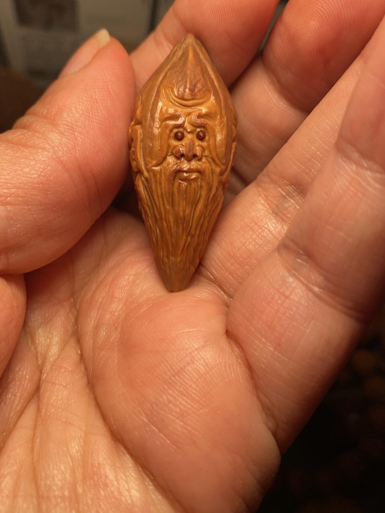 以核会友，中国非物质文化遗产苏工核雕手作 福利苏工核雕，纯手工雕刻，四花梅林大核仙翁百态，四个表情，个性十足，等待有缘人，市场无同款，尺寸2。18x4.65喜欢的来