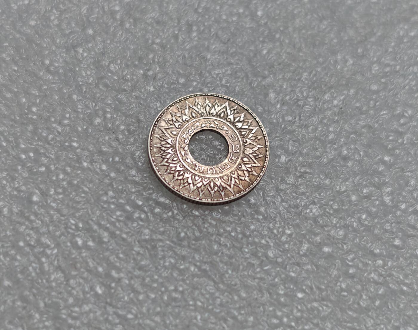 瓶子🏺第220期拍卖会  1940年泰国10萨当中孔银币  好彩