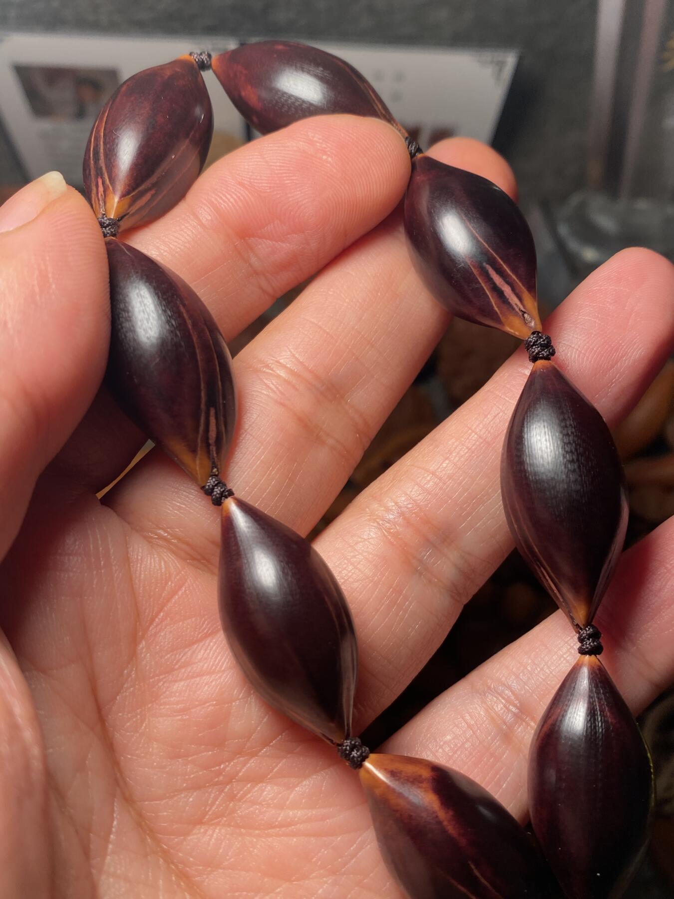 以核会友，中国非物质文化遗产苏工核雕手作 福利苏工核雕，纯手工打磨，天然紫核随型光珠，老料，个性十足，等待有缘人，市场无同款，尺寸1。5x3.25左右喜欢的来