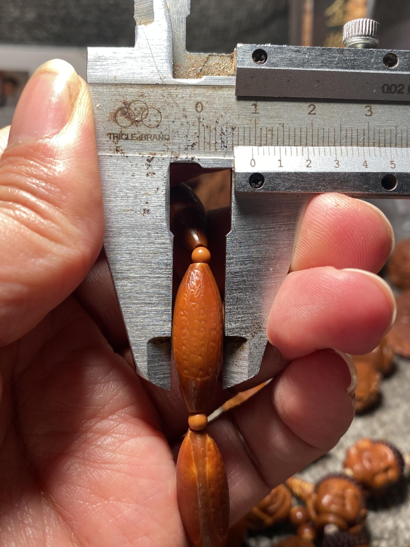 以核会友，中国非物质文化遗产苏工核雕手作 福利苏工核雕，纯手工回纹珠，铁核柳叶精工10年老核，个性十足，等待有缘人，与众不同，尺寸0。95x2.65喜欢的来