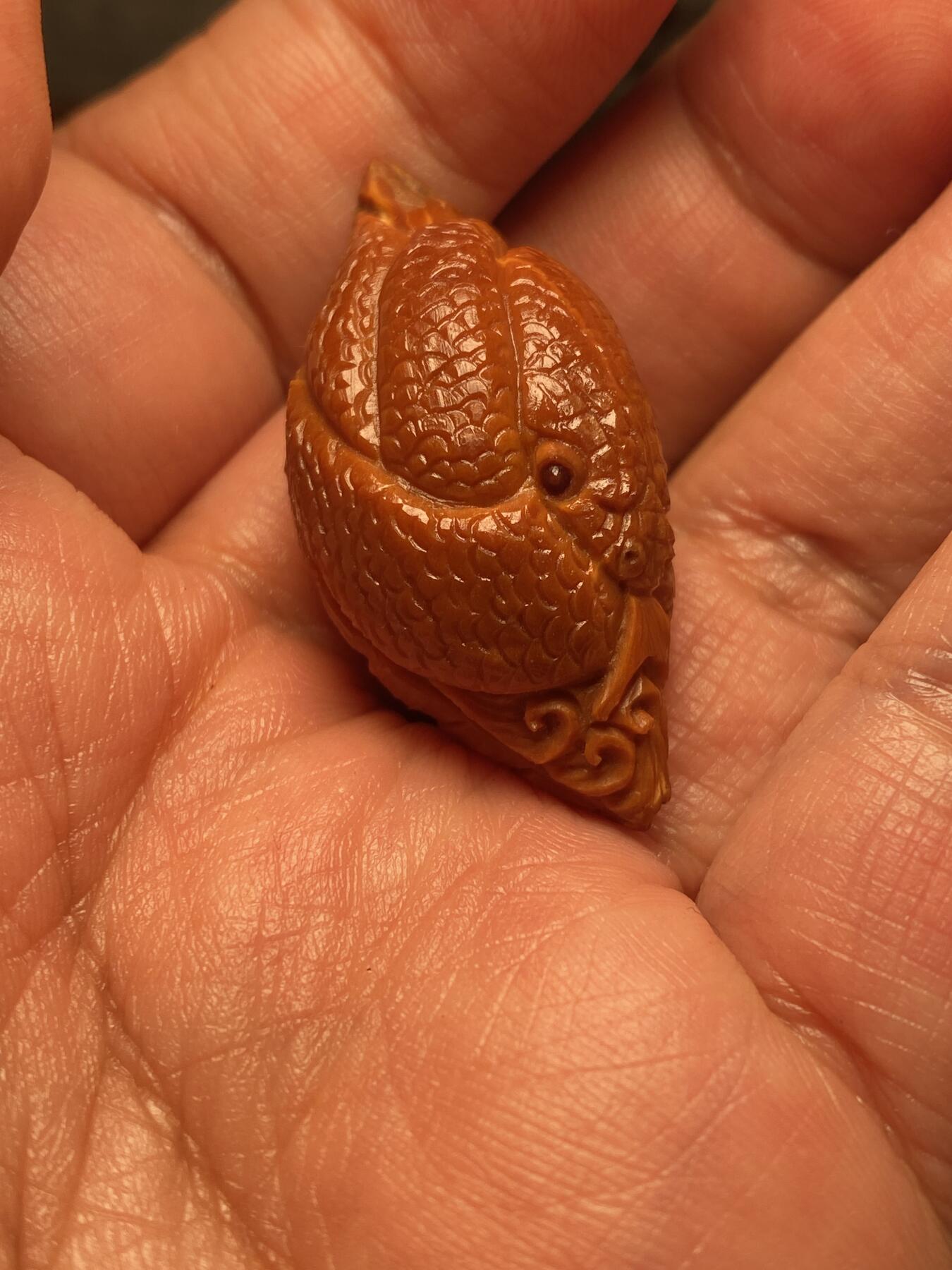 以核会友，中国非物质文化遗产苏工核雕手作 福利苏工核雕，纯手工雕刻一叶暴富，灵蛇单籽个性十足，等待有缘人，市场无同款，尺寸2。0x4.1喜欢的来