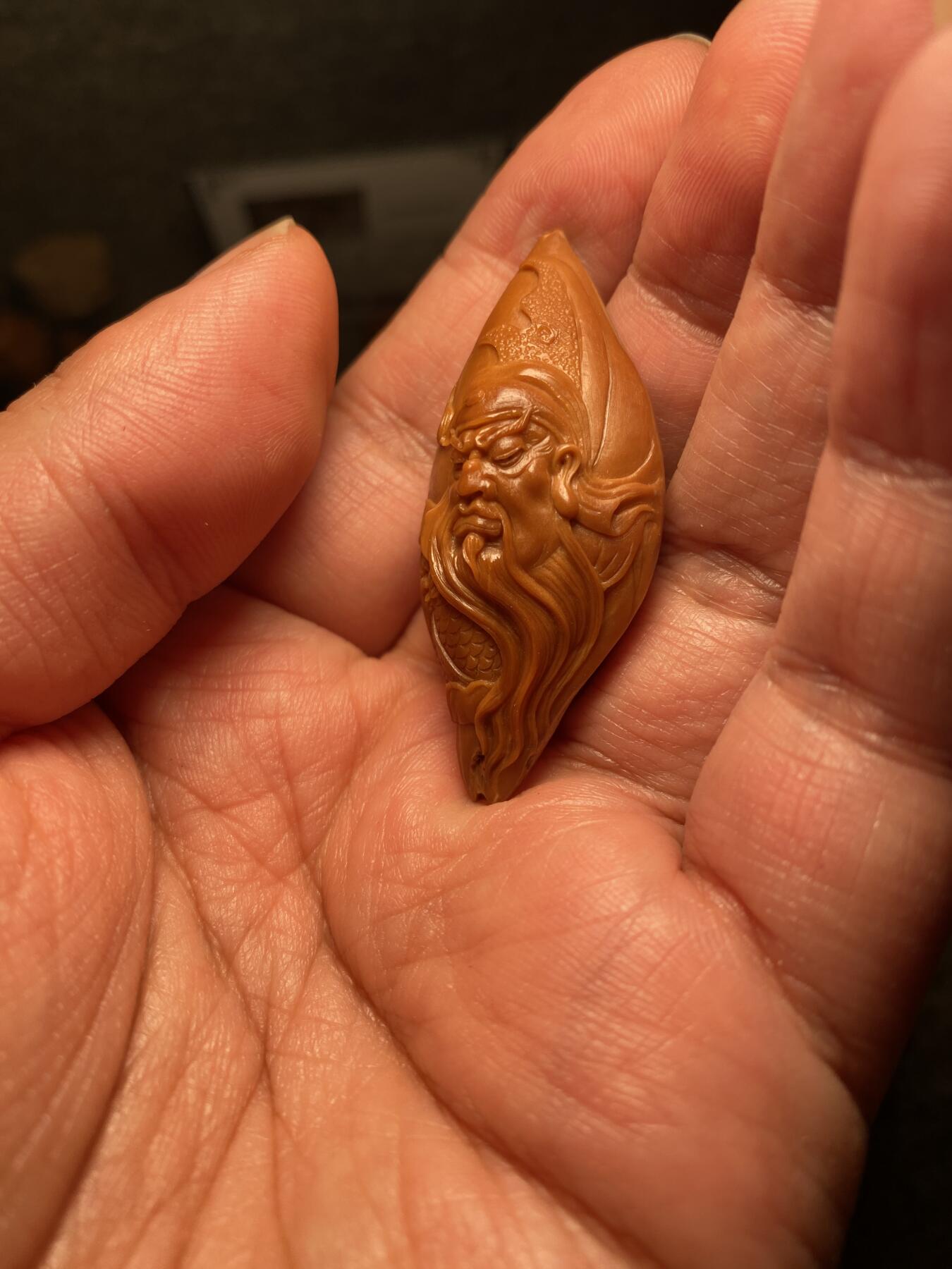 以核会友，中国非物质文化遗产苏工核雕手作 福利苏工核雕，纯手工雕刻，老苏工精品关二哥，个性十足，等待有缘人尺寸2。35x5.2喜欢的来