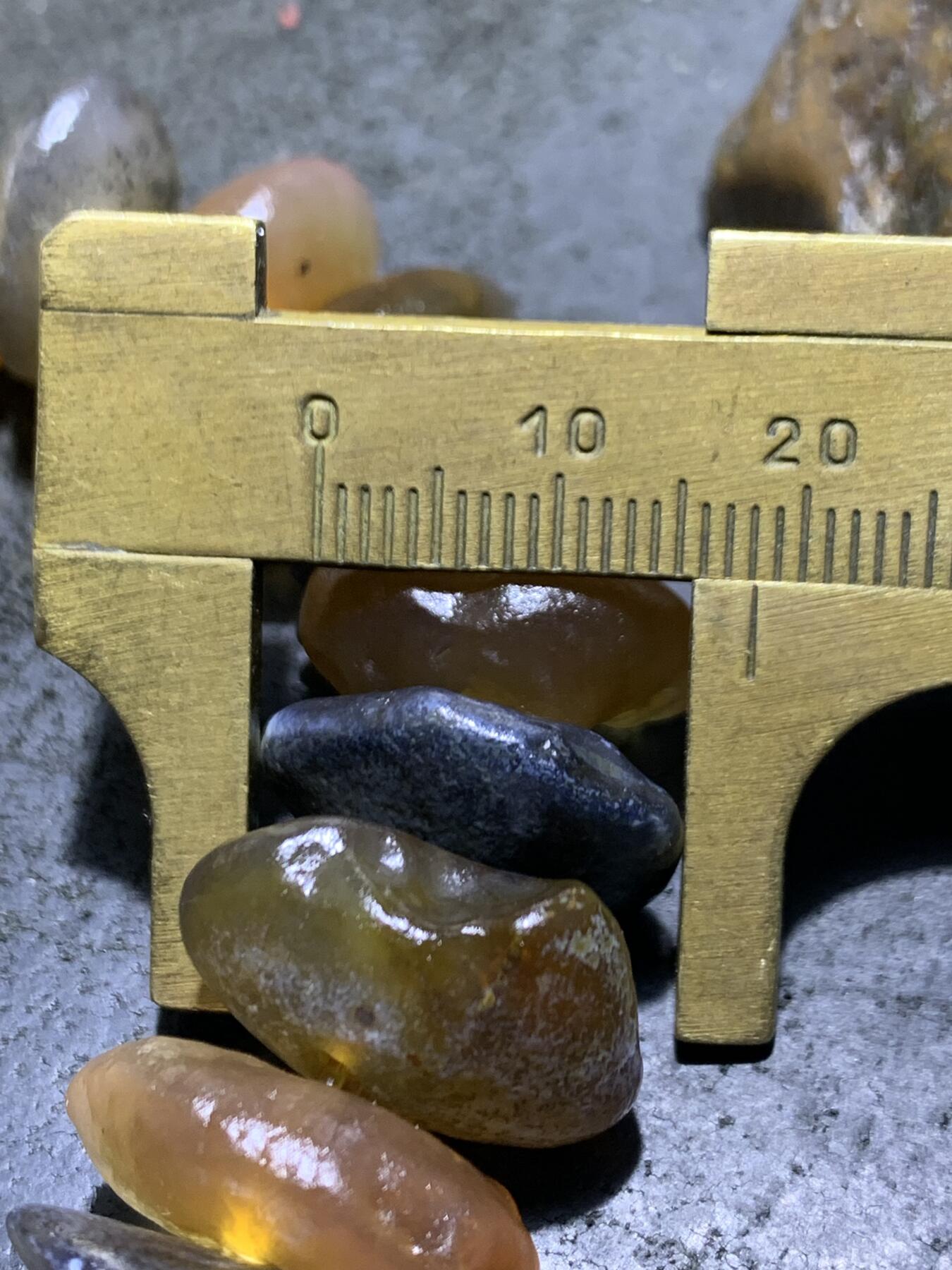 精美阿拉善瓜子型原石手串一条，