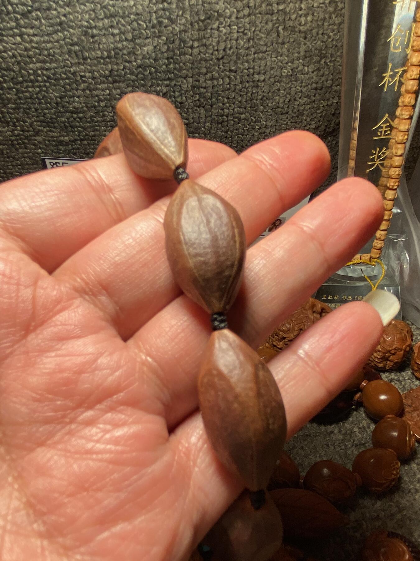 以核会友，中国非物质文化遗产苏工核雕手作 福利苏工核雕，纯天然，四花紫皮核，个性十足，等待有缘人，与众不同，尺寸1。6x3.2喜欢的来