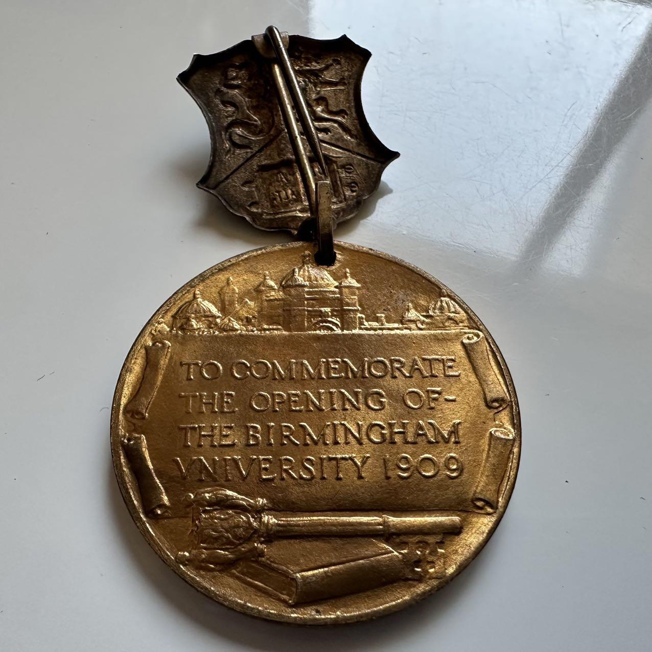 🌹外币初藏🌹🐯2025年第140场  每周二四六晚8️⃣点 接代拍 英国1909年伯明翰大学建校纪念章 35毫米19.8克 铜质镀金
