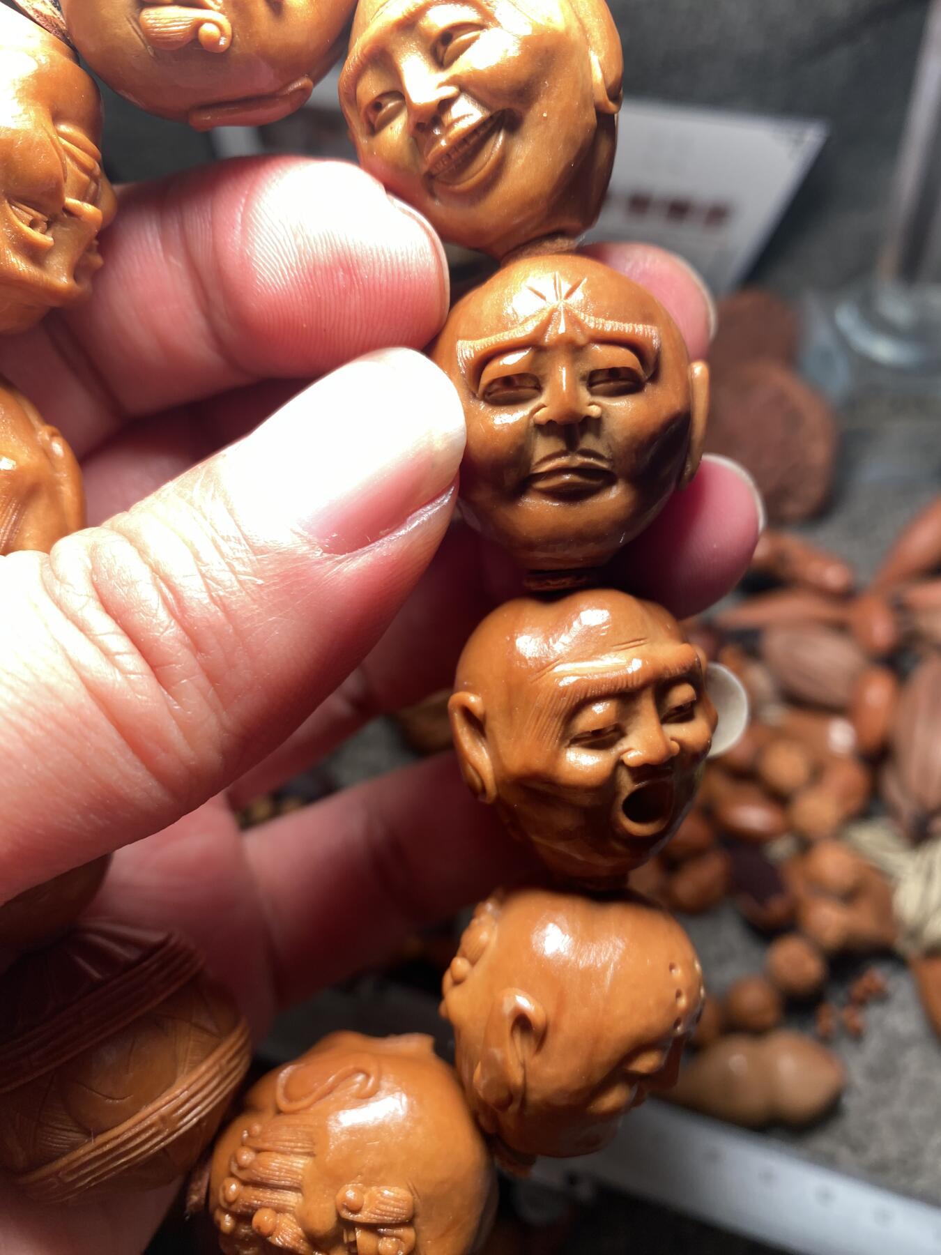 以核会友，中国非物质文化遗产苏工核雕手作 福利重器苏工核雕，纯手工雕刻，须派十八罗汉手串，个性十足，高大尚等待有缘人，尺寸2。5x2.5左右喜欢的来