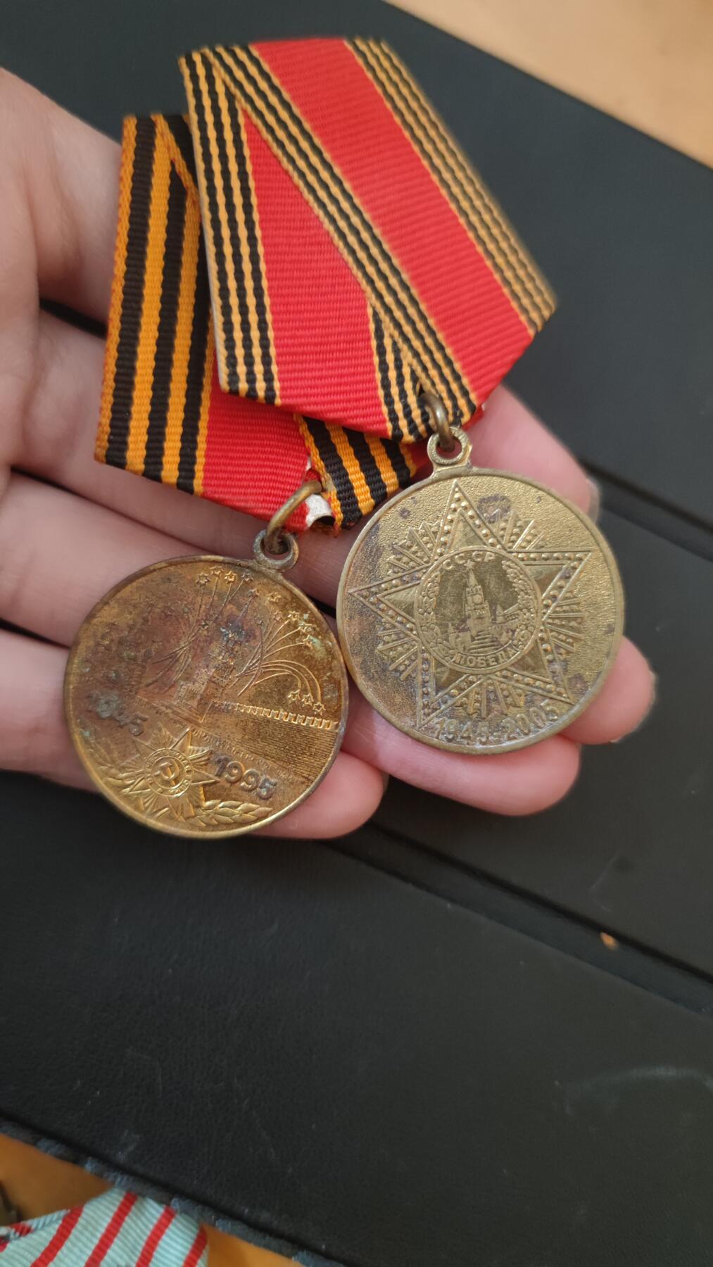 全场0元起拍，周六（12.13）下午5点开始，第70期 苏联周年纪念章一组。锈迹严重。