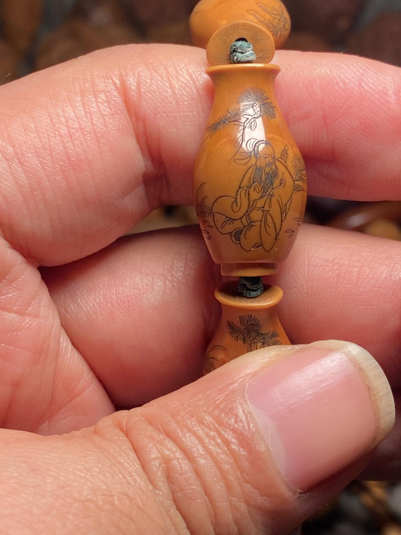 以核会友，中国非物质文化遗产苏工核雕手作 福利苏工核雕，纯手工雕刻，老苏工精品二花四季平安，八仙过海各显神通个性十足，等待有缘人尺寸1。4x2.6喜欢的来