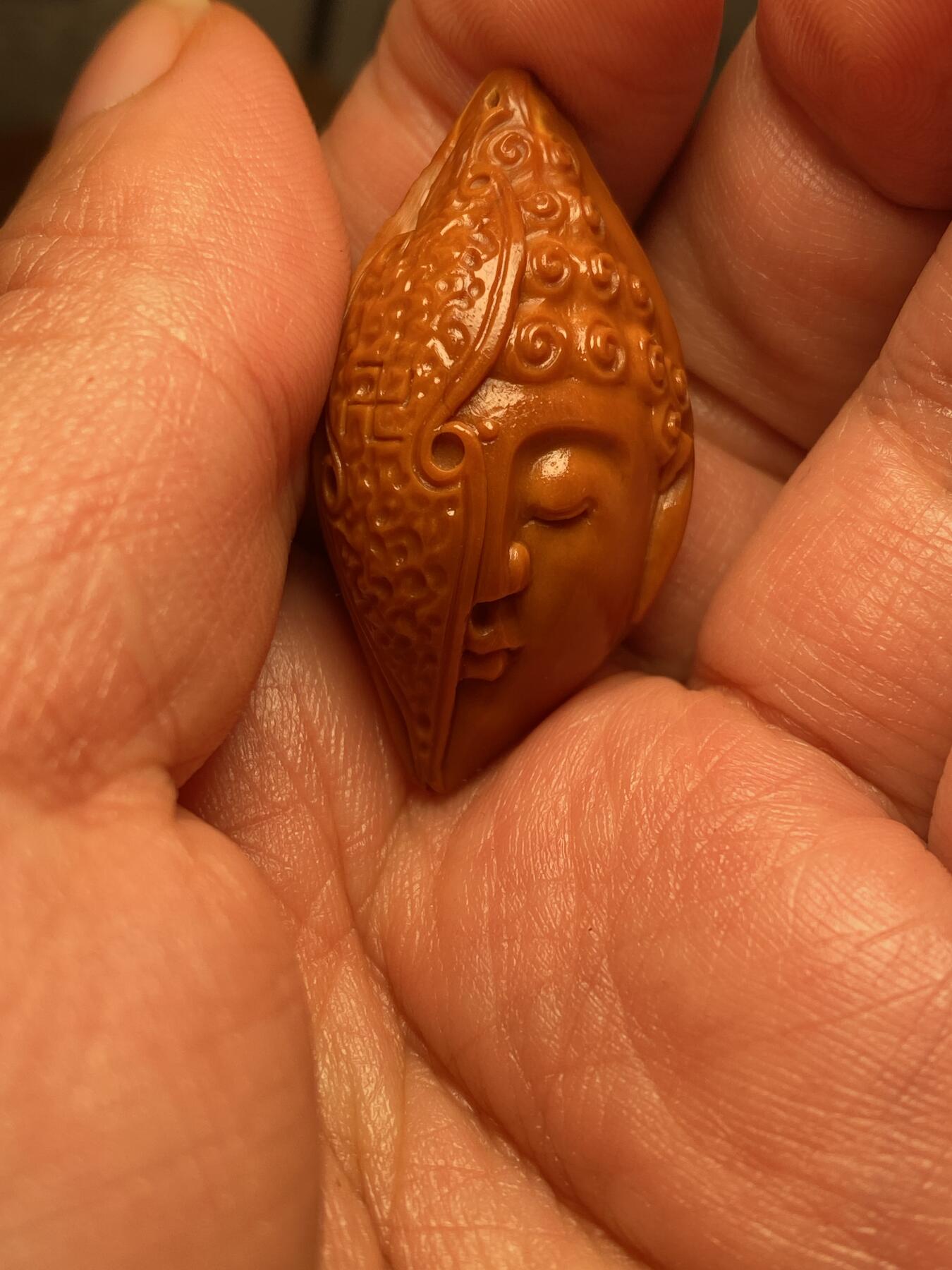 以核会友，中国非物质文化遗产苏工核雕手作 福利苏工核雕，纯手工雕刻佛魔界单籽个性十足，等待有缘人，市场无同款，尺寸2。1x4.0喜欢的来