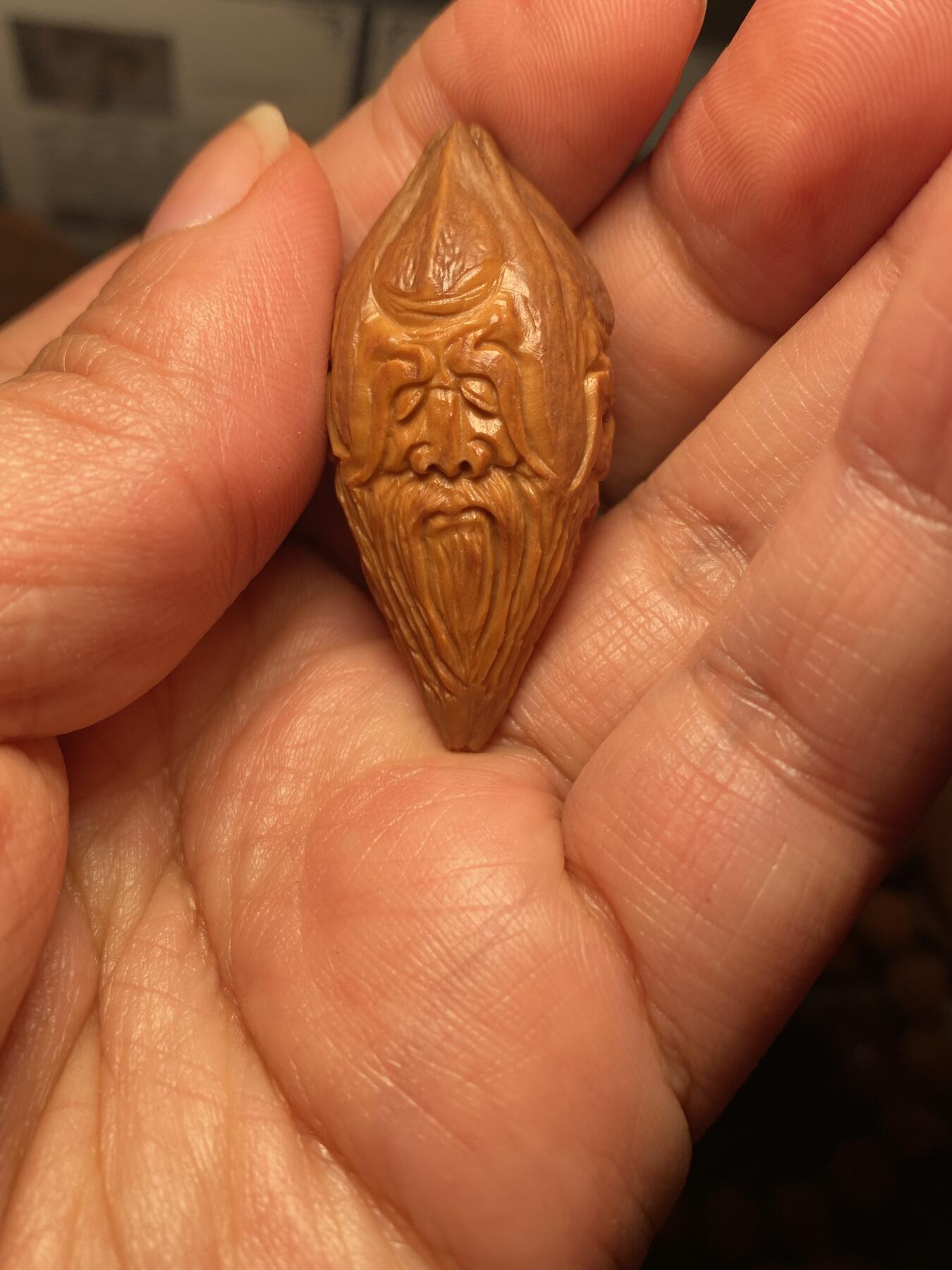 以核会友，中国非物质文化遗产苏工核雕手作 福利苏工核雕，纯手工雕刻，四花梅林大核仙翁百态，四个表情，个性十足，等待有缘人，市场无同款，尺寸2。18x4.65喜欢的来