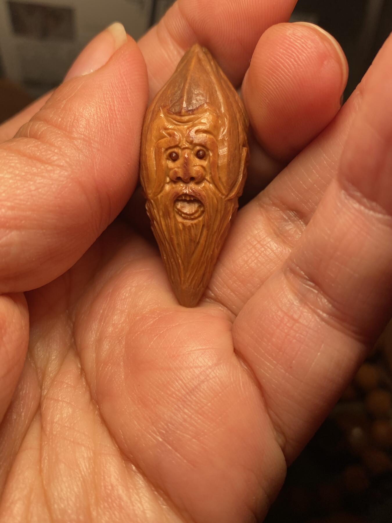 以核会友，中国非物质文化遗产苏工核雕手作 福利苏工核雕，纯手工雕刻，四花梅林大核仙翁百态，四个表情，个性十足，等待有缘人，市场无同款，尺寸2。18x4.65喜欢的来