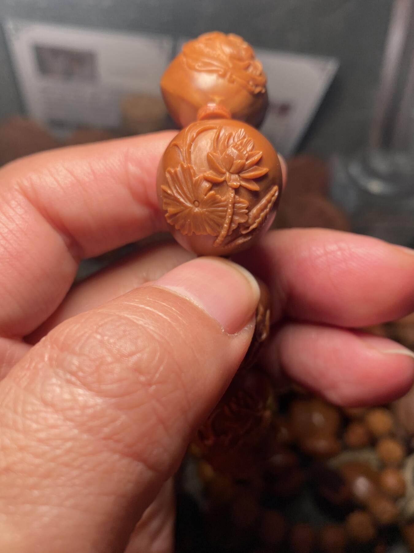 以核会友，中国非物质文化遗产苏工核雕手作 福利苏工核雕，纯手工雕刻，铁核荷塘月色，好运连绵，荷荷美美手串，个性十足，等待有缘人，尺寸2。1x2.28喜欢的来