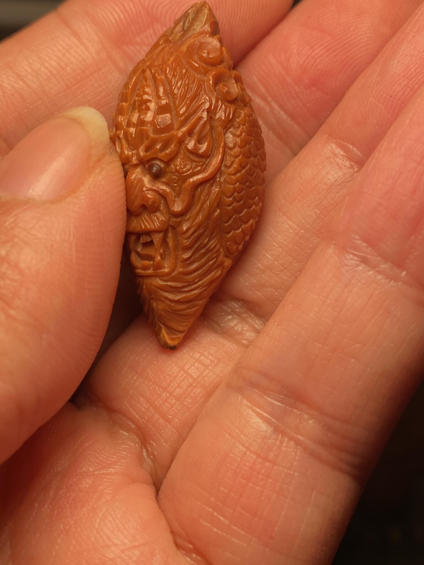 以核会友，中国非物质文化遗产苏工核雕手作 福利苏工核雕，纯手工雕刻一叶成龙单籽个性十足，等待有缘人，市场无同款，尺寸2。0x4.1喜欢的来