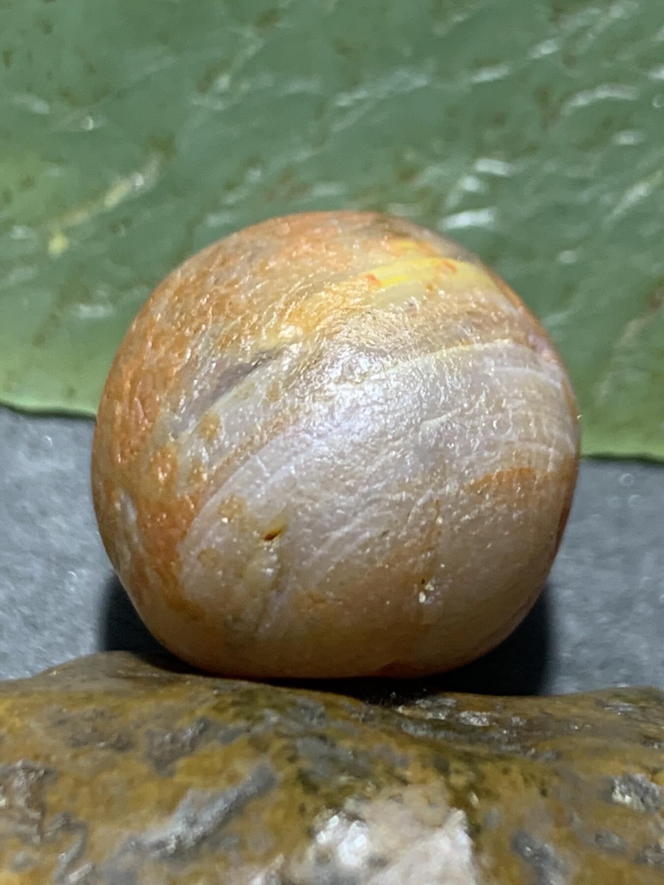 精美红白水冲籽川料南红玛瑙原石一颗，