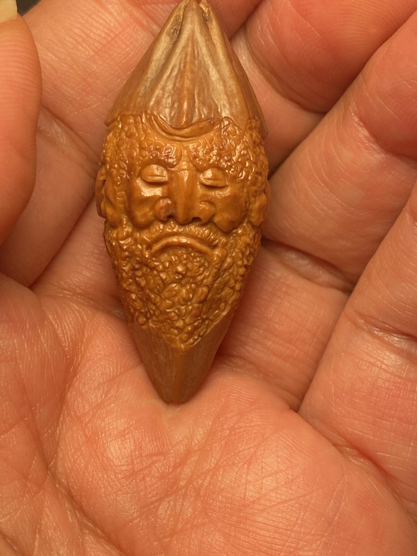 以核会友，中国非物质文化遗产苏工核雕手作 福利苏工核雕，纯手工雕刻，四花梅林大核达摩百态，四个表情，个性十足，等待有缘人，市场无同款，尺寸2。18x4.8喜欢的来