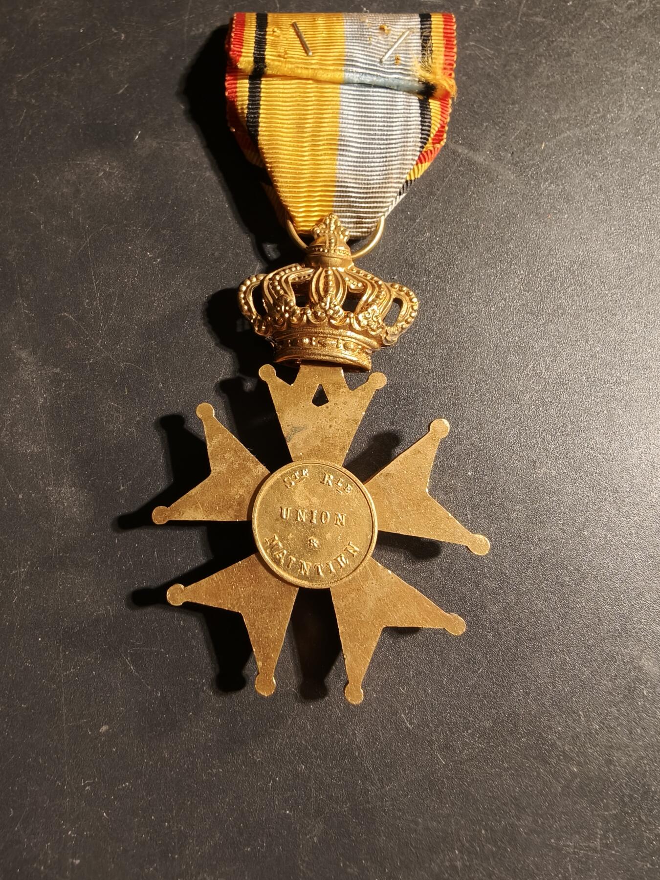 老王徽章第169期 军官级法国荷兰友好协会勋章     原盒     背面有荷兰国家铭文：坚持不懈