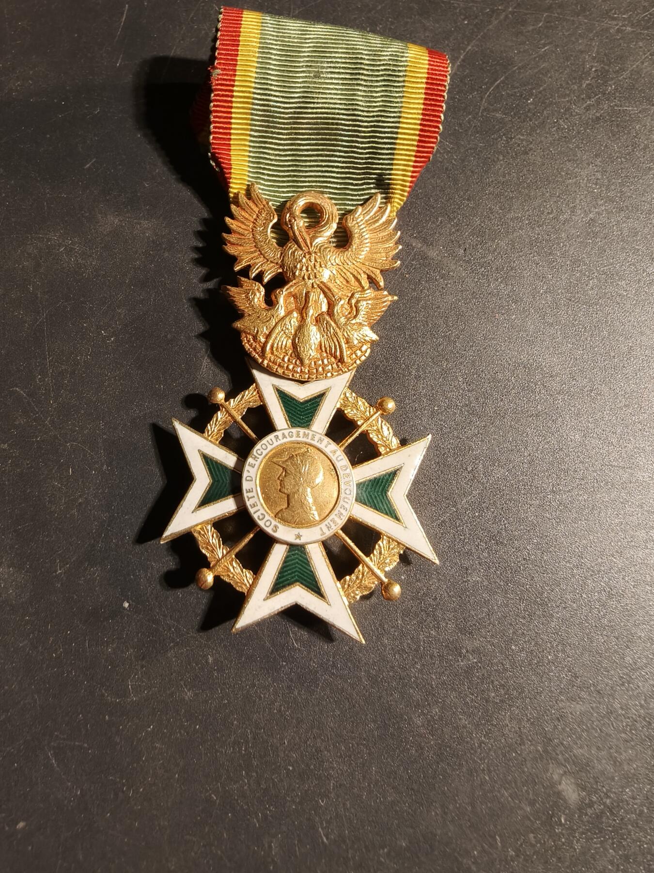 老王徽章第169期 法国骑士级鼓励奉献协会勋章     原盒       该勋章是颁发给在人道主义、慈善或民事奉献方面表现出杰出行为的个人的。 它于1910 年设立，旨在表彰英勇和无私的行为。