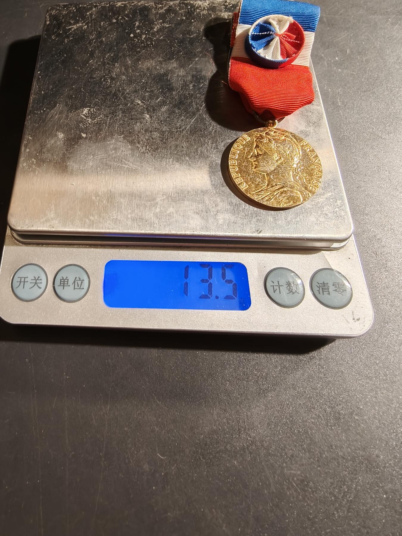 老王徽章第169期 法国金级劳工奖章     950银镀金    1988年    13.5g