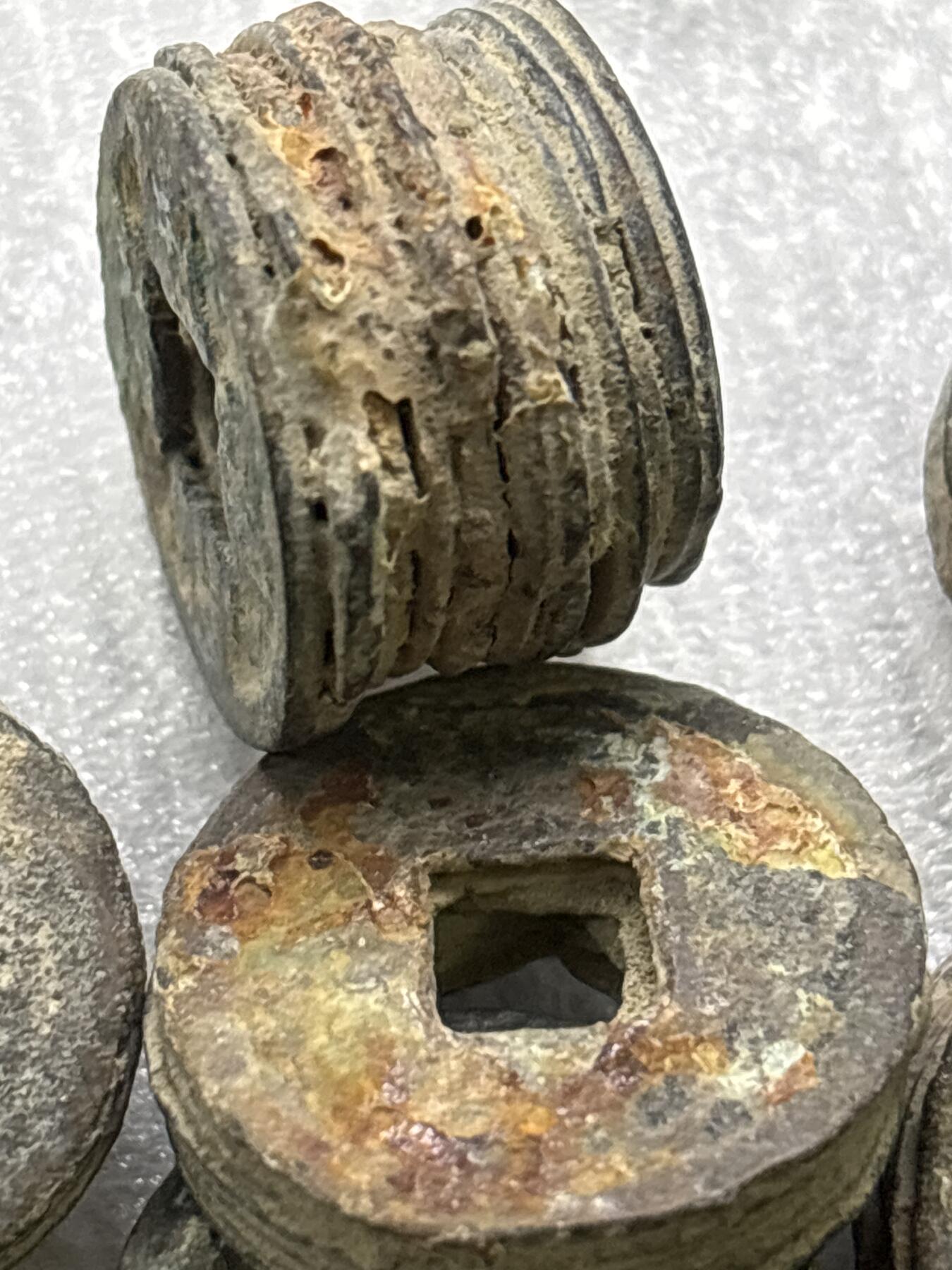 文馨钱币收藏第 284 场，【 长期接收代拍品】老藏家拍品南朝鲜李承晚时期货币，泰国大型纪念币，土耳其各时期及各国套币场 清代私铸筒子钱，未开，78.2 克，有 8 坨（筒）大几十枚