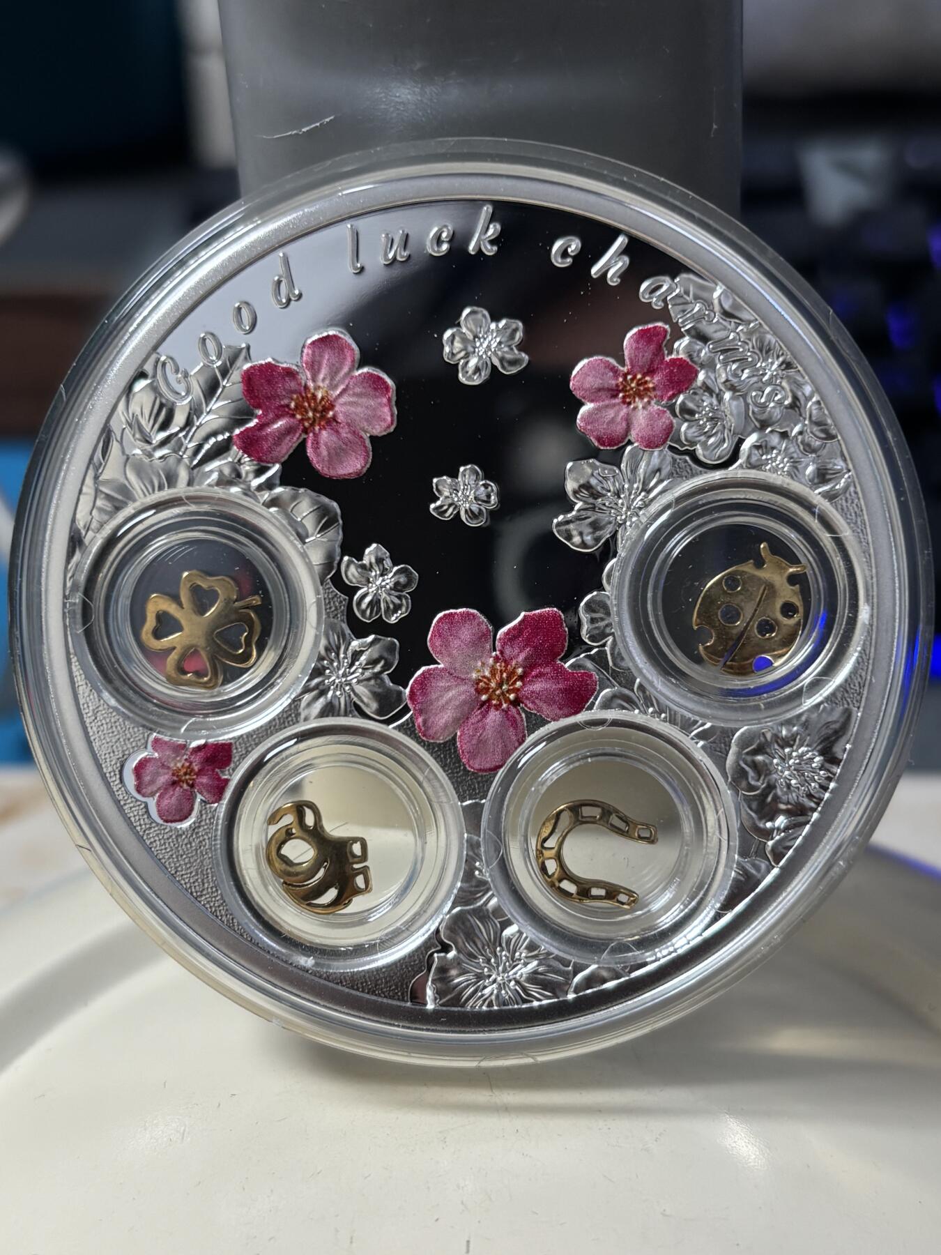 第185期拍卖 纽埃2017镶嵌四叶草马蹄跌大象瓢虫幸运符彩银币，999银，发行500枚，77.75克