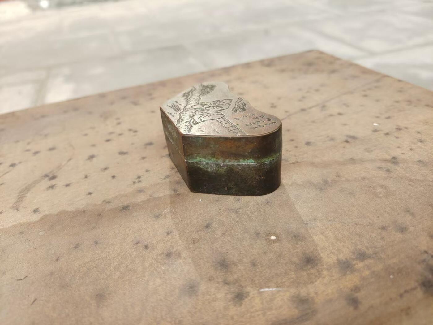 民国老铜墨盒一个，纯铜材质，雕松树人物，带诗文题记，底款“瑞珍”。元宝形，包浆自然老道，整体完整，盖子盖得紧，配件齐全，无漏裂。