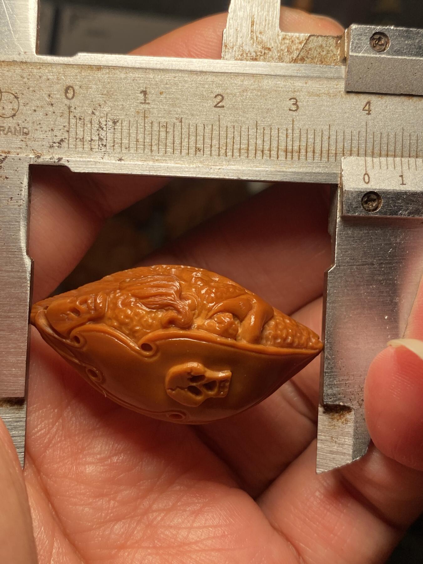 以核会友，中国非物质文化遗产苏工核雕手作 福利苏工核雕，纯手工雕刻佛魔界单籽个性十足，等待有缘人，市场无同款，尺寸2。1x4.0喜欢的来