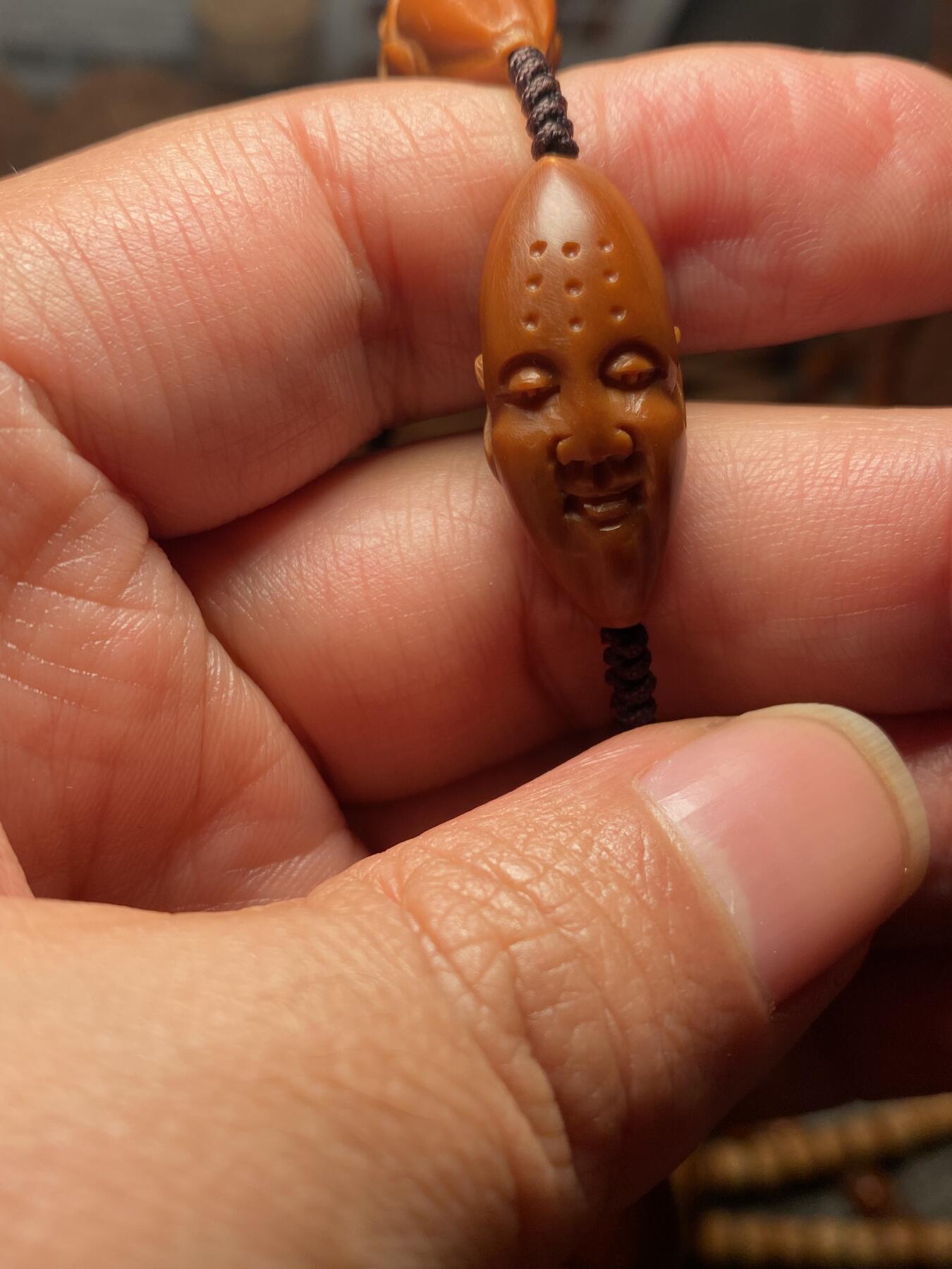 以核会友，中国非物质文化遗产苏工核雕手作 福利苏工核雕纯手工老手艺，铁核细长柳叶殷派十八罗汉，雕工深峻，个性十足，等待有缘人，尺寸1。3x2.9喜欢的来