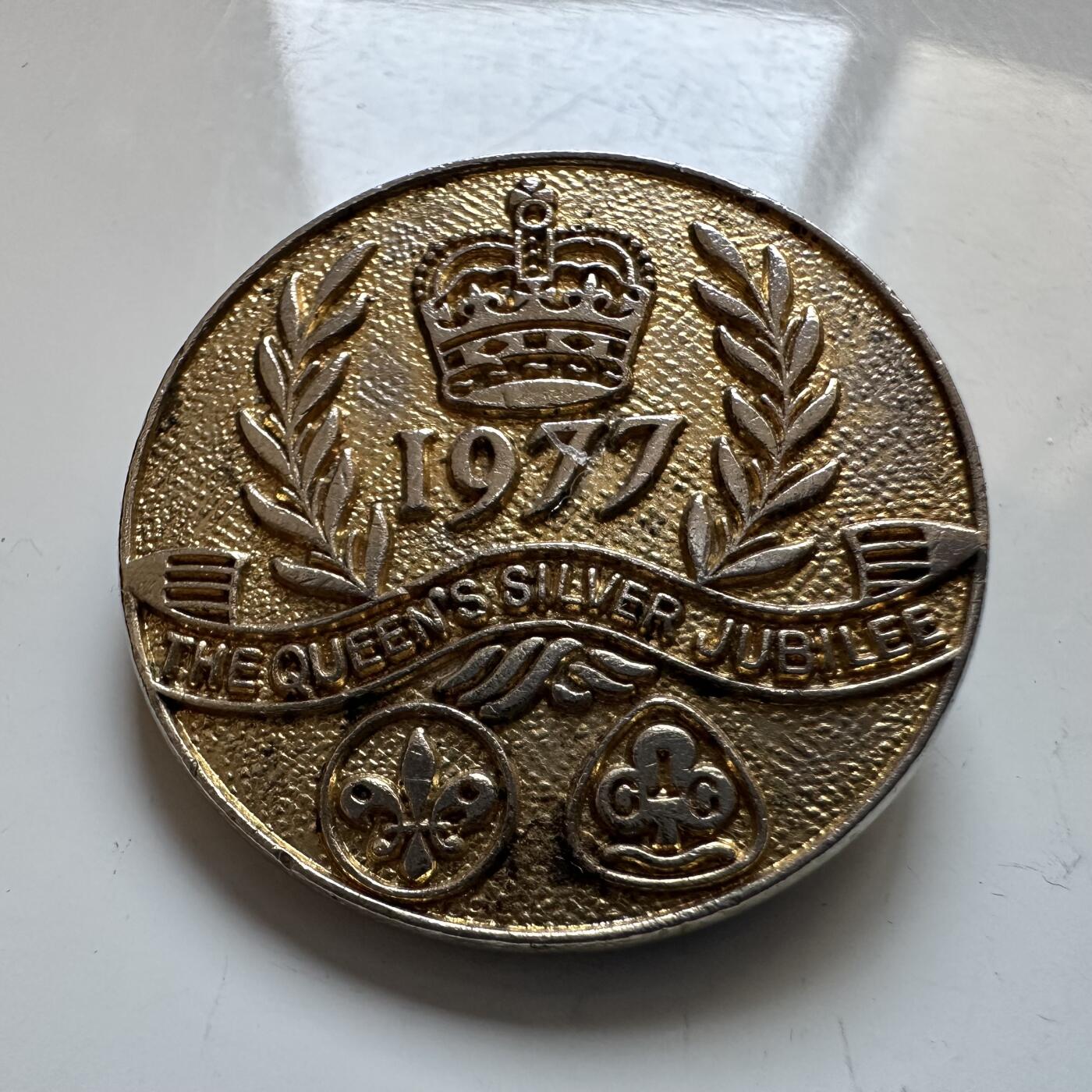 🌹外币初藏🌹🐯2025年第140场  每周二四六晚8️⃣点 接代拍 英国1977年女王银禧纪念胸章 26.7毫米