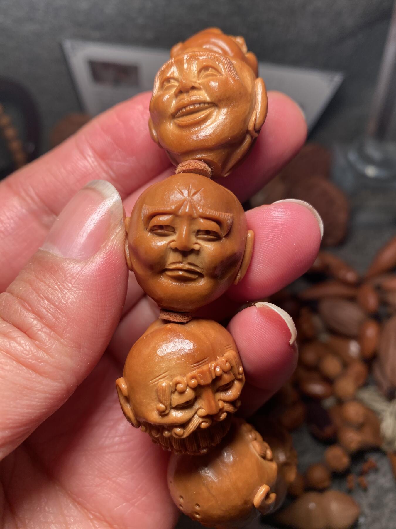 以核会友，中国非物质文化遗产苏工核雕手作 福利重器苏工核雕，纯手工雕刻，须派十八罗汉手串，个性十足，高大尚等待有缘人，尺寸2。5x2.5左右喜欢的来