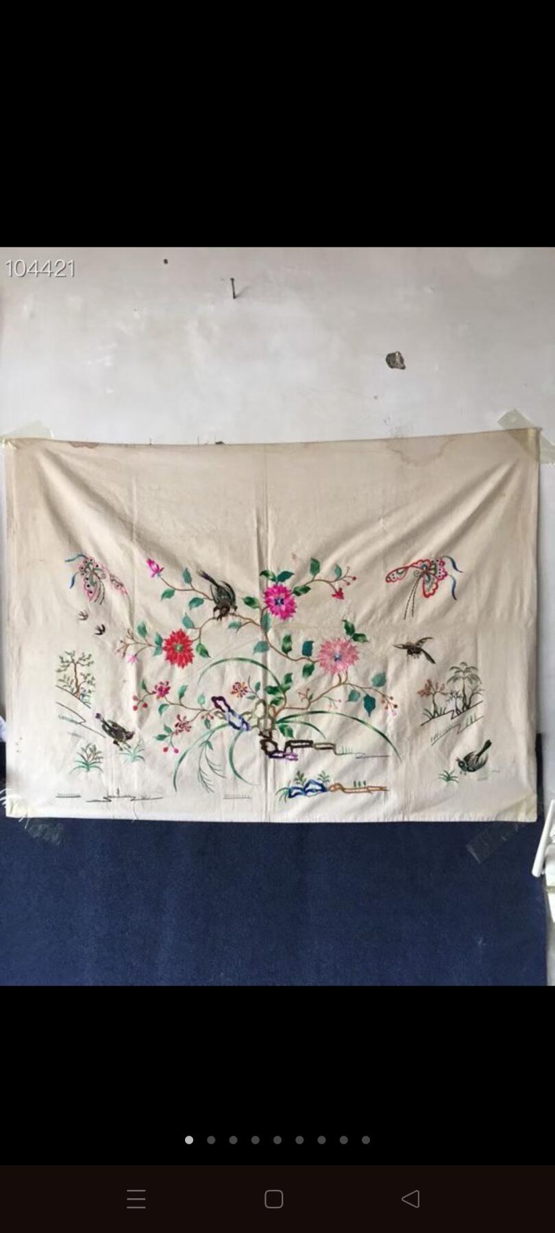 清代刺绣赏品，图案精美绝伦，清秀优雅别致，花儿怒放、鸟儿枝头喳喳、蝴蝶🦋飞飞、嬉戏花朵🌺花蕊争胜！春意盎然喜庆祥和，绣工精湛复杂精细，漂亮无比，色泽鲜艳醇厚饱满，图案精美绝伦，尽显灵动飘逸之唯美意境，惹人醉，包浆浑厚自然，保存完好无损，大开门纯真老货，大户人家所能拥有的高端大气精致优雅之佳品！