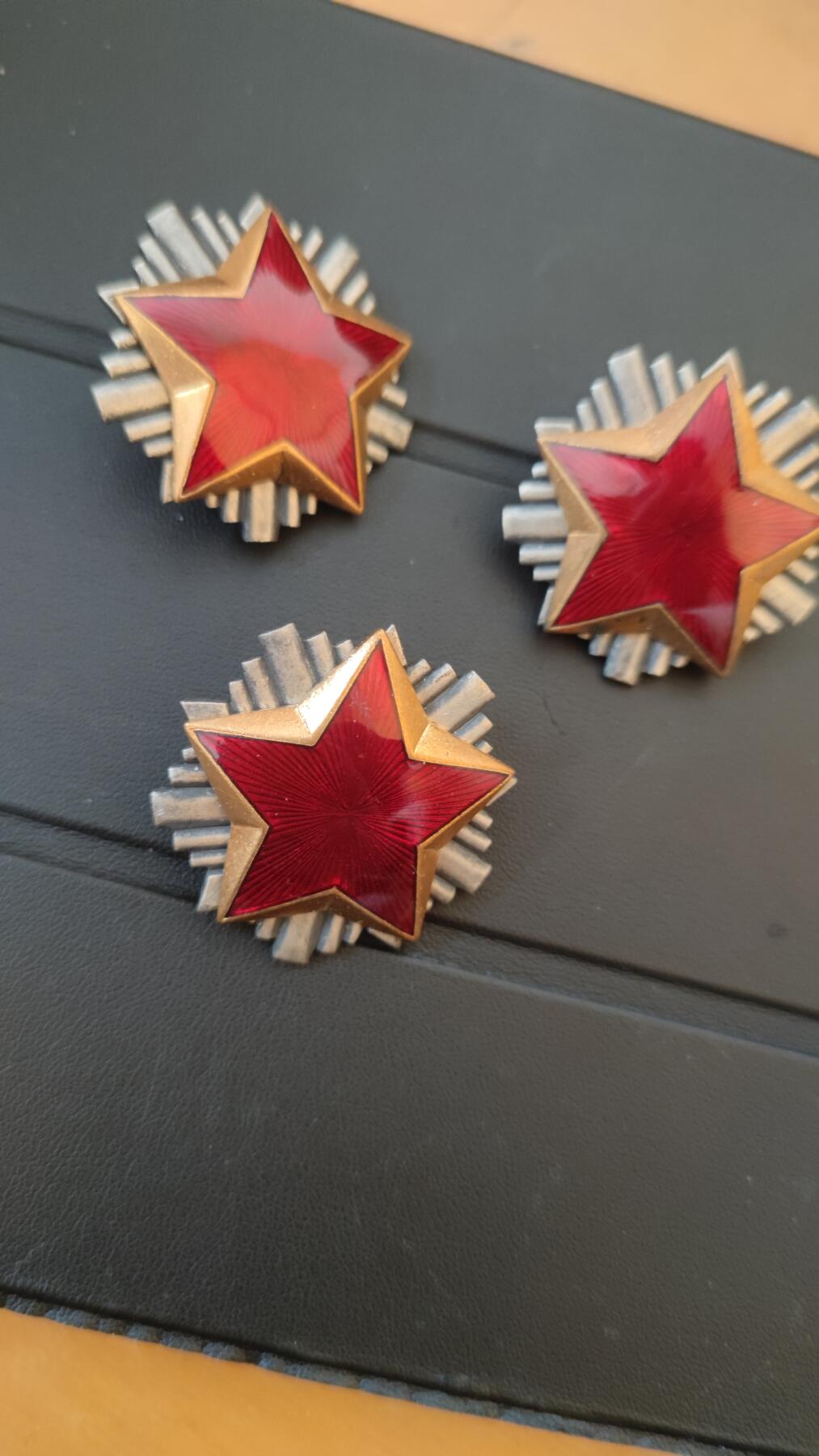 全场0元起拍，周六（12.13）下午5点开始，第70期 南斯拉夫帽徽一组。共3枚。