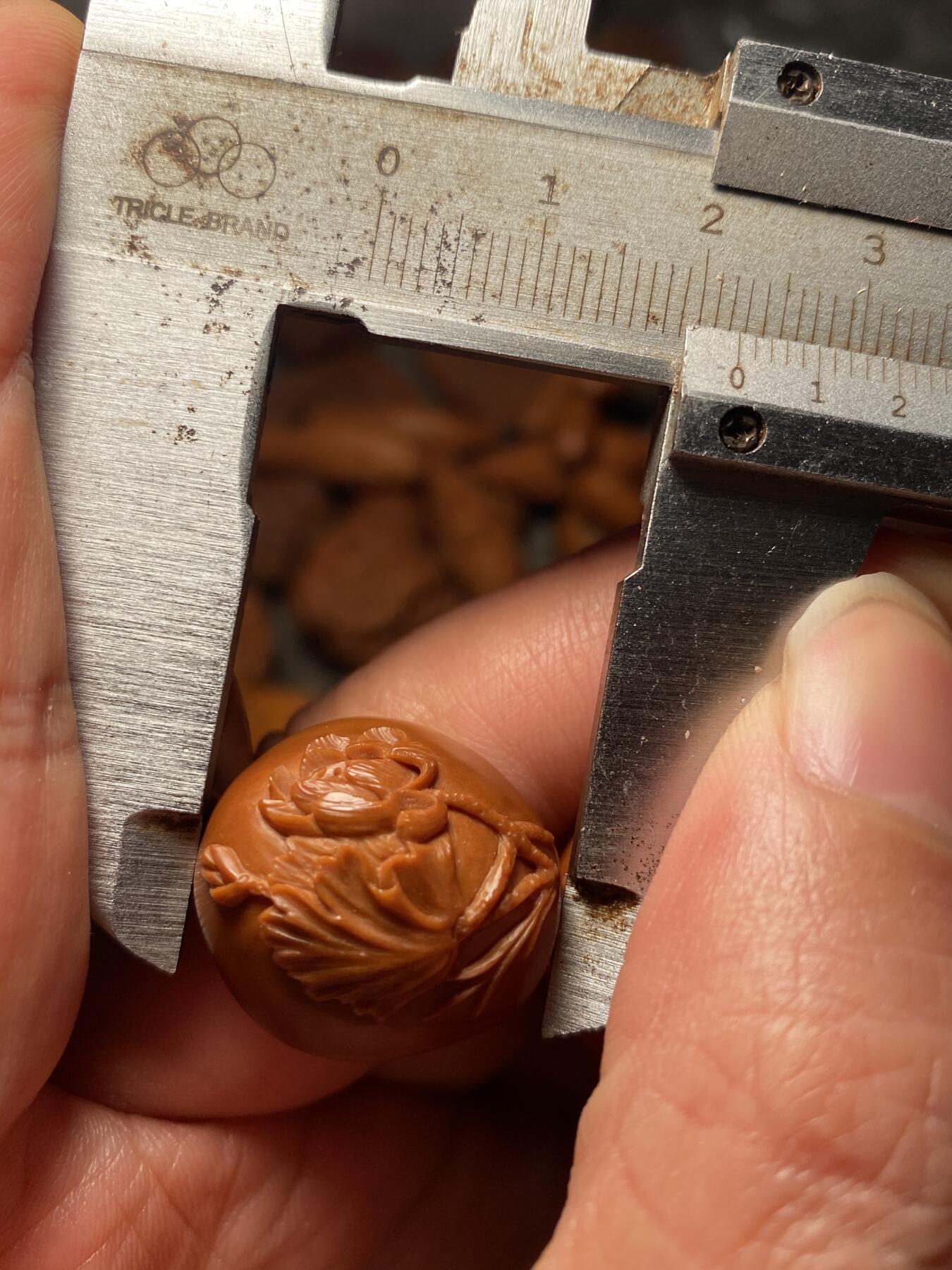 以核会友，中国非物质文化遗产苏工核雕手作 福利苏工核雕，纯手工雕刻，铁核荷塘月色，好运连绵，荷荷美美手串，个性十足，等待有缘人，尺寸2。1x2.28喜欢的来