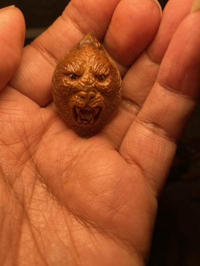 以核会友，中国非物质文化遗产苏工核雕手作 - 福利苏工核雕纯手工雕刻，老苏工君临天下，狮虎兽，个性十足，表情丰富，等待有缘人，市场无同款，尺寸2。6x3.95喜欢的来