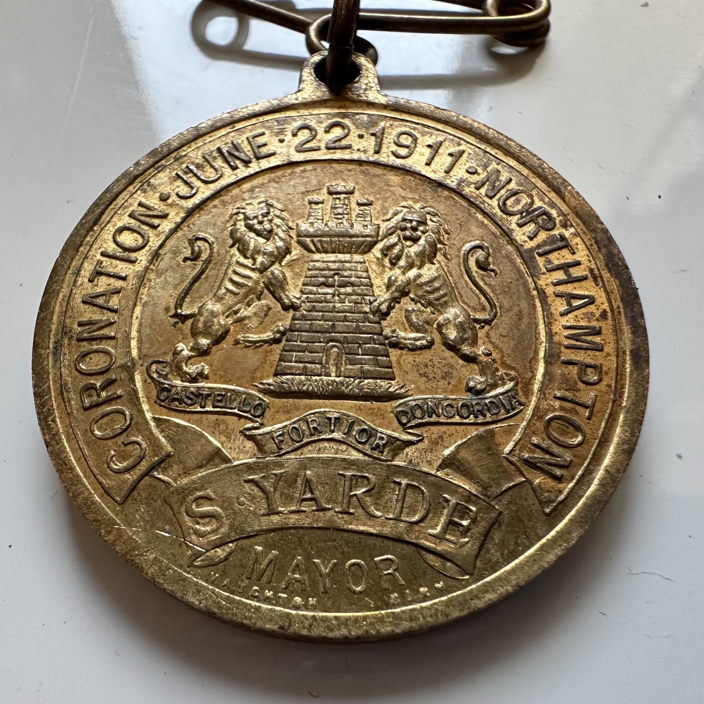 🌹外币初藏🌹🐯2025年第140场  每周二四六晚8️⃣点 接代拍 英国1911年乔治五世加冕纪念章 32.4毫米19克 铜质镀金 北安普敦市加冕庆典 