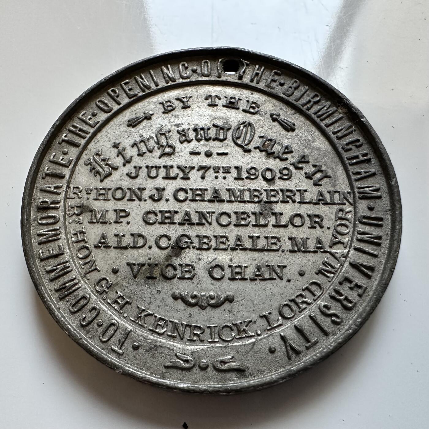 🌹外币初藏🌹🐯2025年第140场  每周二四六晚8️⃣点 接代拍 英国1909年伯明翰大学启用纪念章 38.1毫米15.8克 锡制 高浮雕哥特体设计