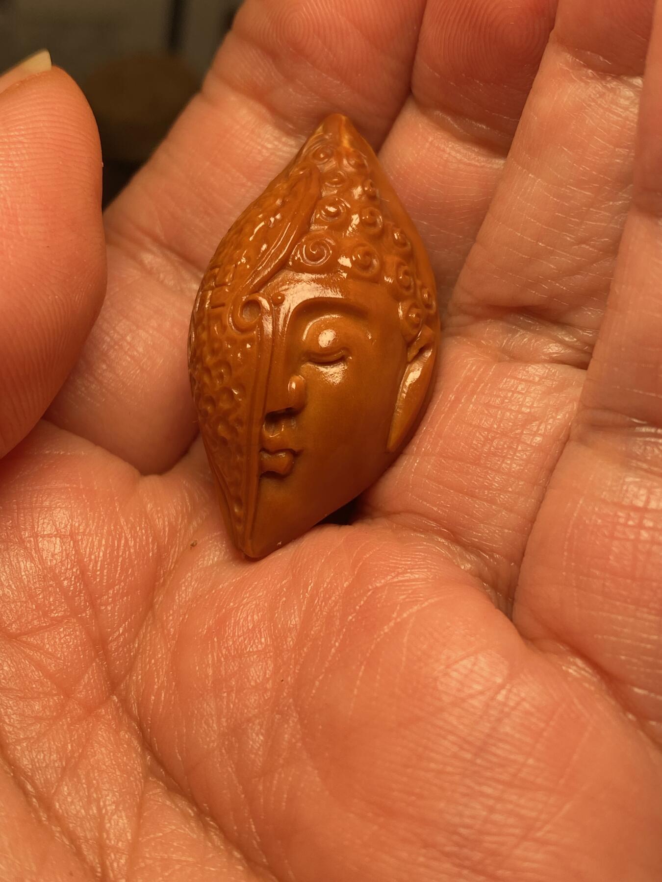 以核会友，中国非物质文化遗产苏工核雕手作 福利苏工核雕，纯手工雕刻佛魔界单籽个性十足，等待有缘人，市场无同款，尺寸2。1x4.0喜欢的来