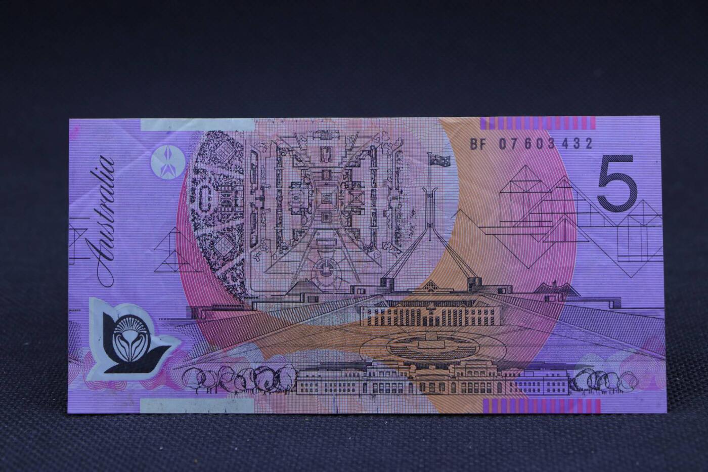 【淘币小摊】限时拍第八百二十八拍  纸币场  满百包邮可预留两周  周一统一发货    澳大利亚5元塑料钞【有折】