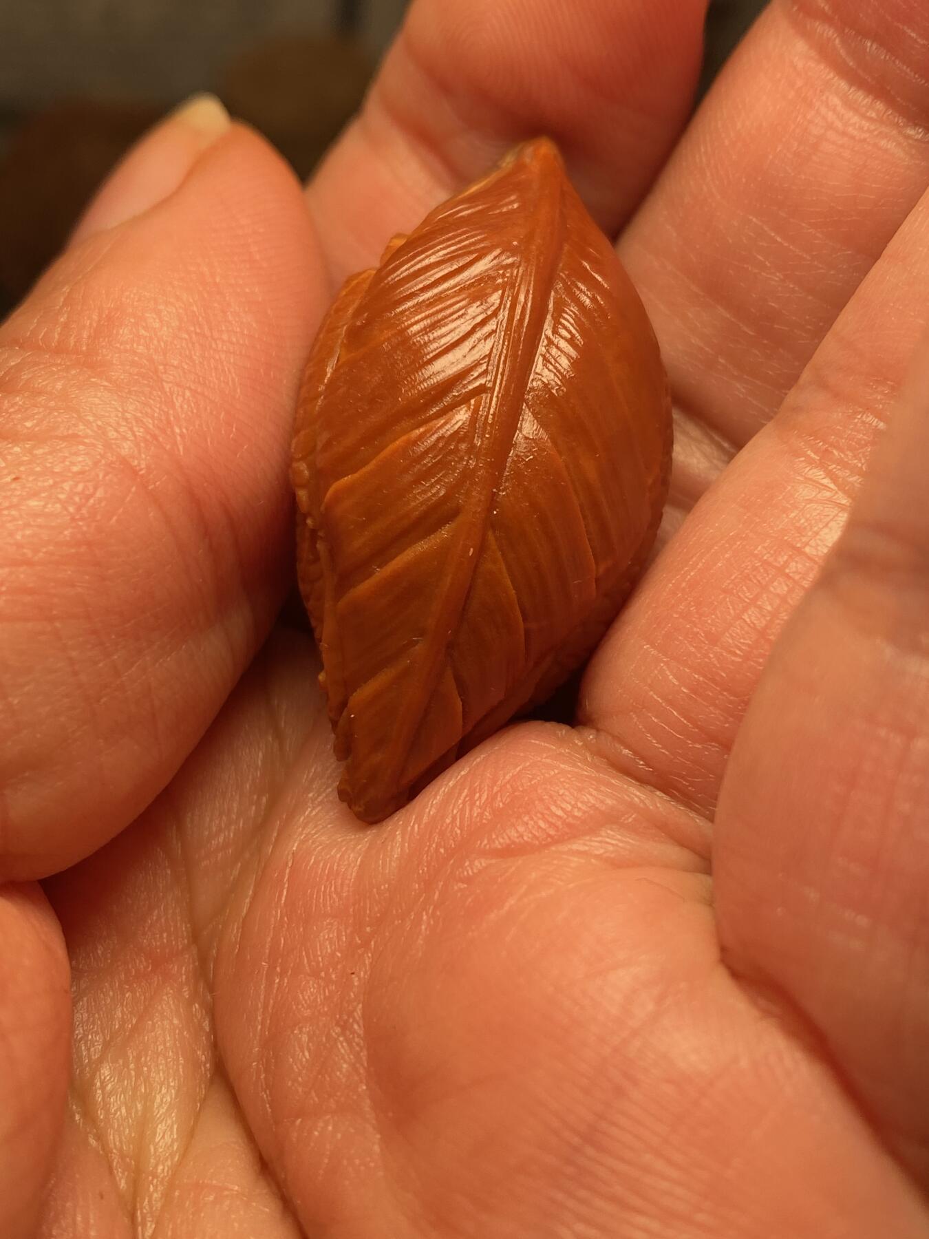 以核会友，中国非物质文化遗产苏工核雕手作 福利苏工核雕，纯手工雕刻一叶暴富，灵蛇单籽个性十足，等待有缘人，市场无同款，尺寸2。0x4.1喜欢的来