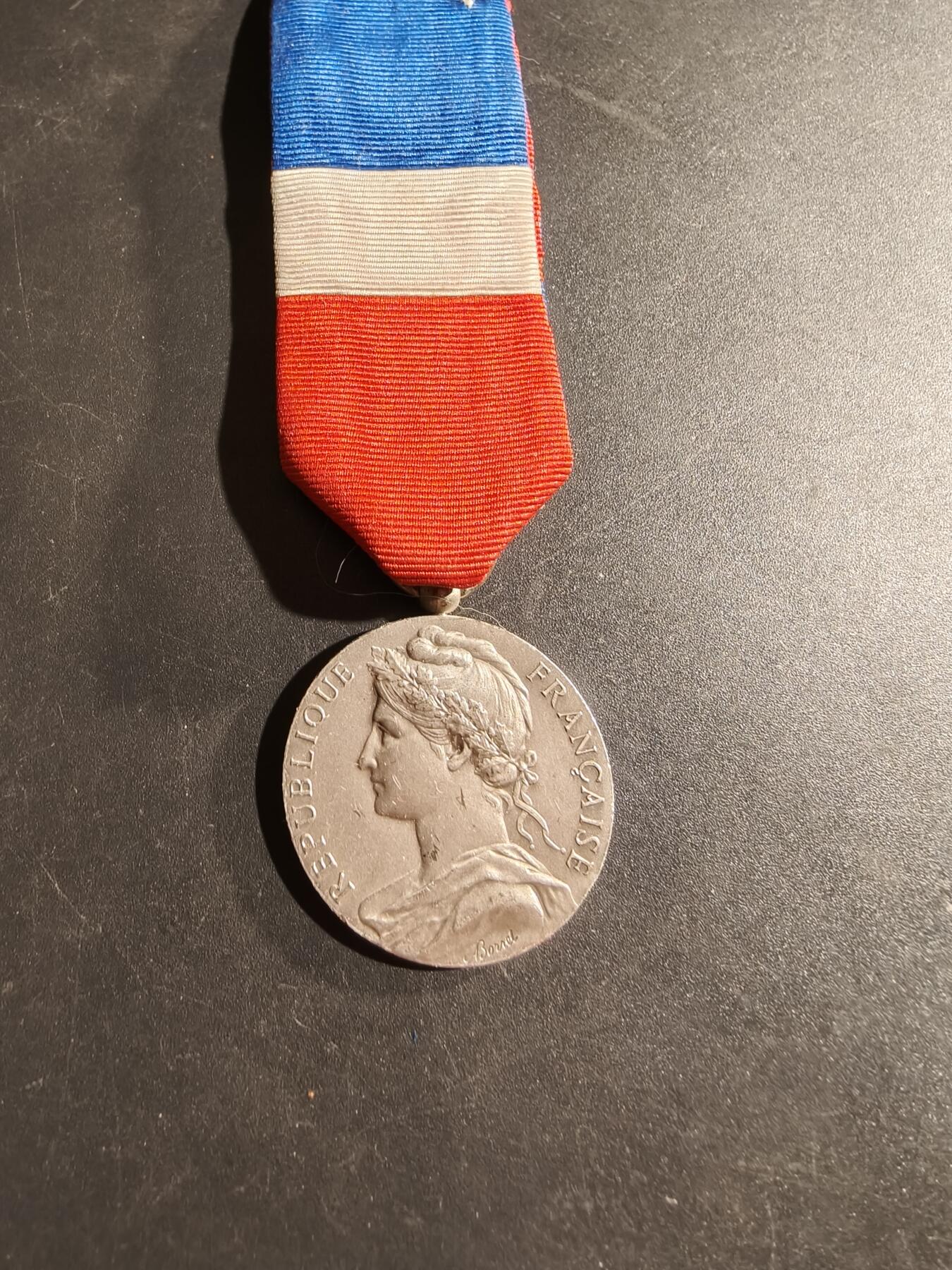 老王徽章第169期 法国银级劳工奖章    1982年    950银    11.7g