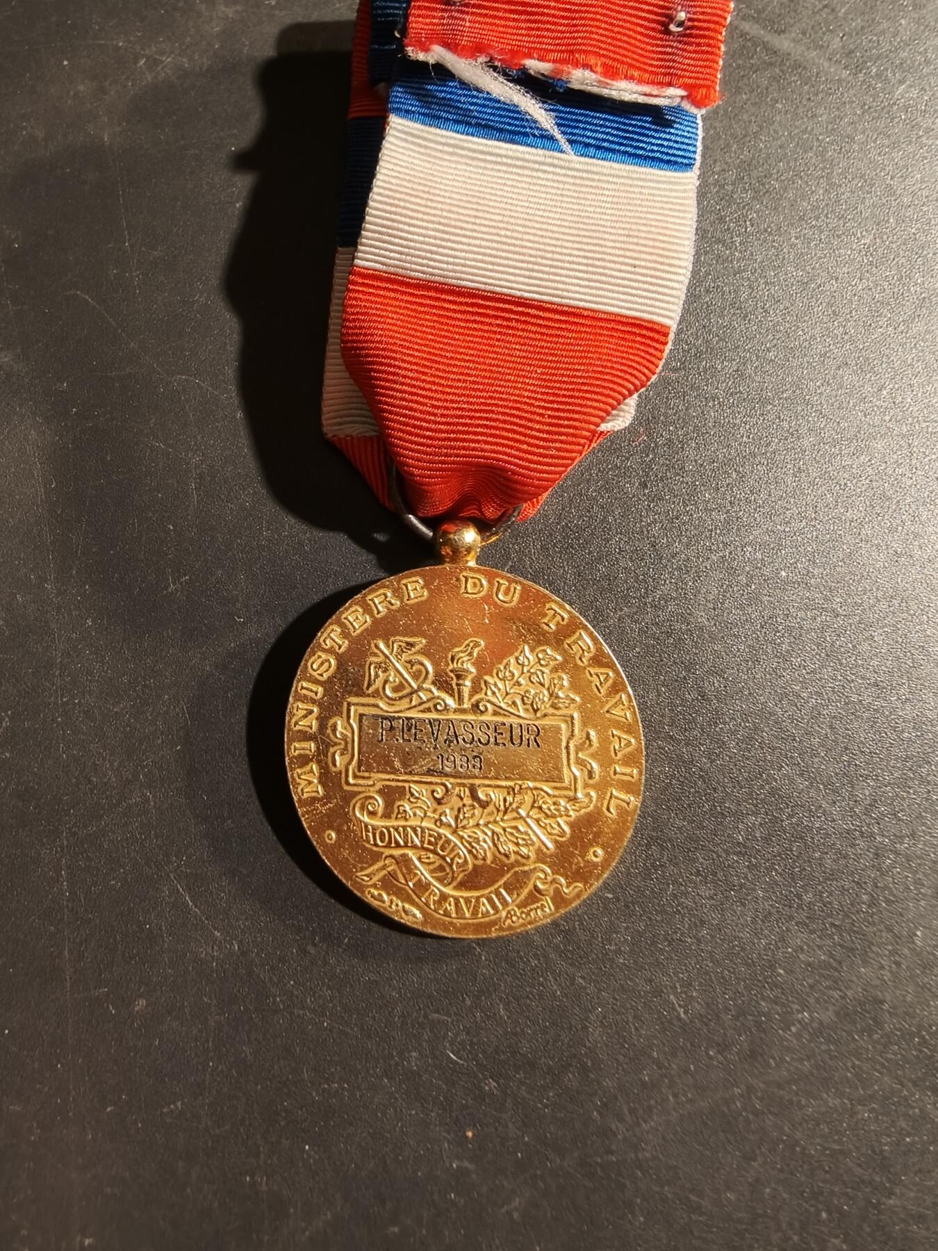 老王徽章第169期 法国金级劳工奖章     950银镀金    1988年    13.5g
