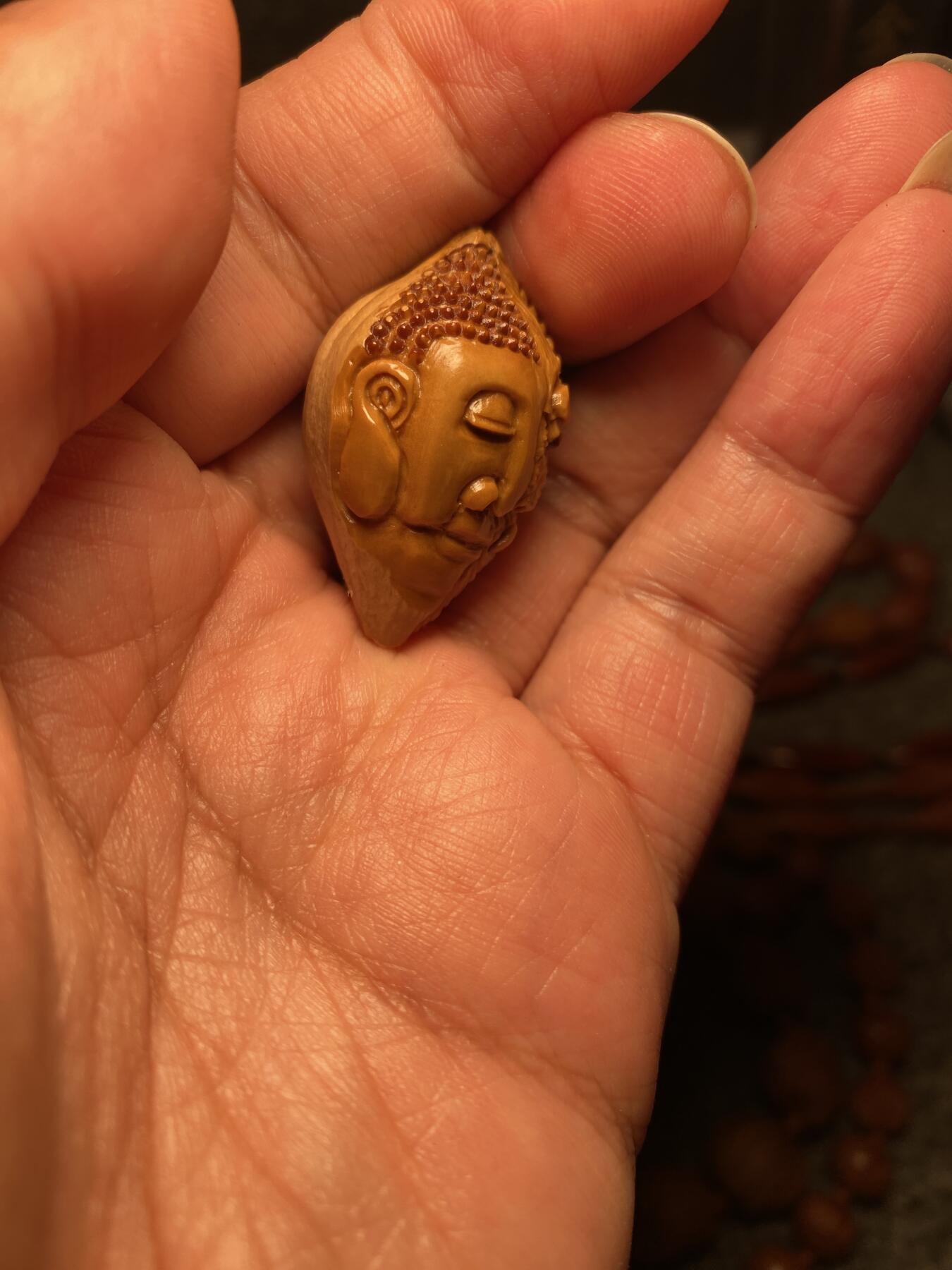 以核会友，中国非物质文化遗产苏工核雕手作 福利苏工核雕，纯手工雕刻，老苏工一念佛魔，个性十足，等待有缘人尺寸2。29x3.55喜欢的来