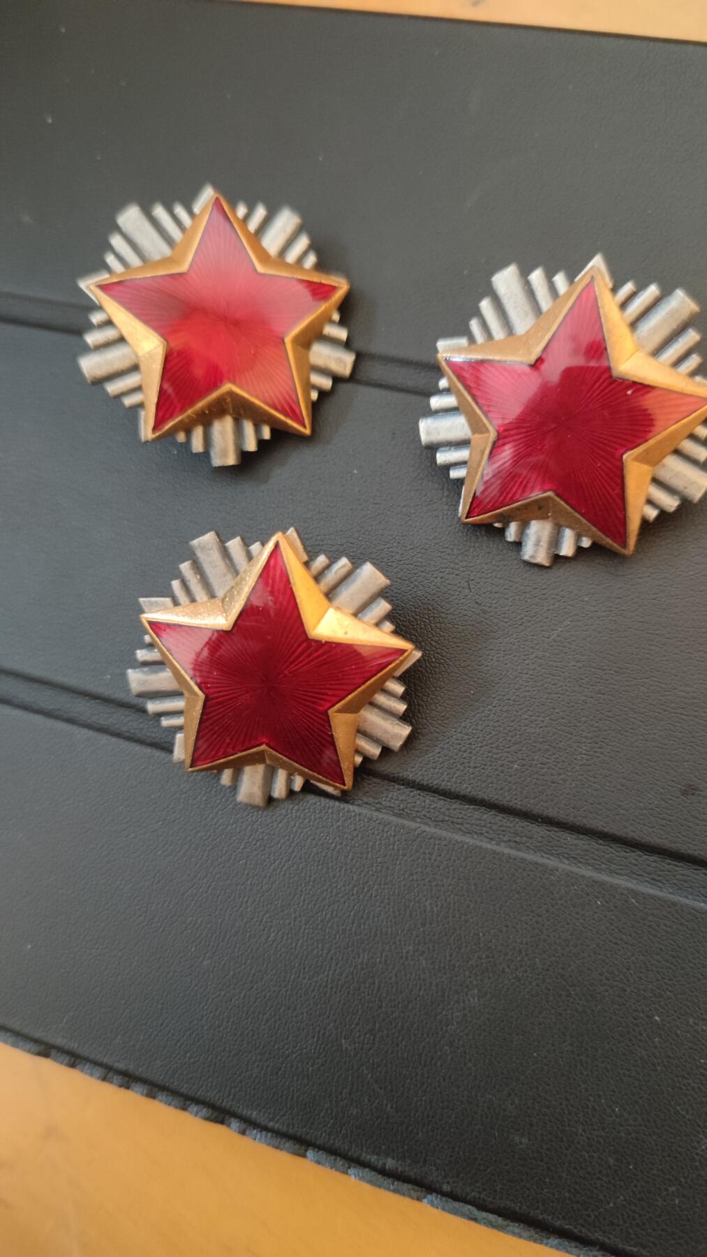 全场0元起拍，周六（12.13）下午5点开始，第70期 南斯拉夫帽徽一组。共3枚。