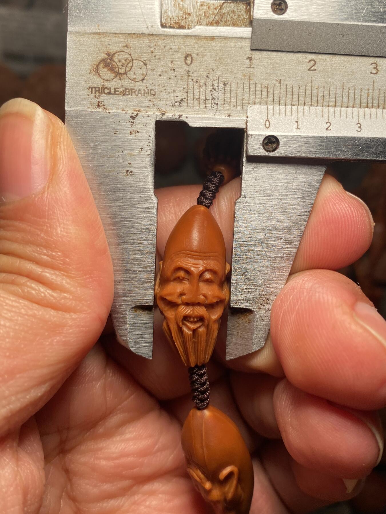 以核会友，中国非物质文化遗产苏工核雕手作 福利苏工核雕纯手工老手艺，铁核细长柳叶殷派十八罗汉，雕工深峻，个性十足，等待有缘人，尺寸1。3x2.9喜欢的来