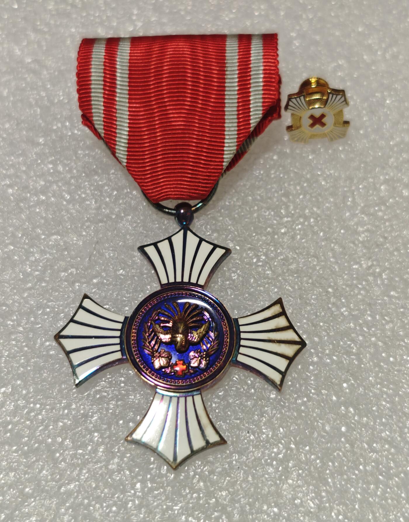 瓶子🏺第220期拍卖会  1949年昭和时期日本金色银质有功奖章  原盒原挂