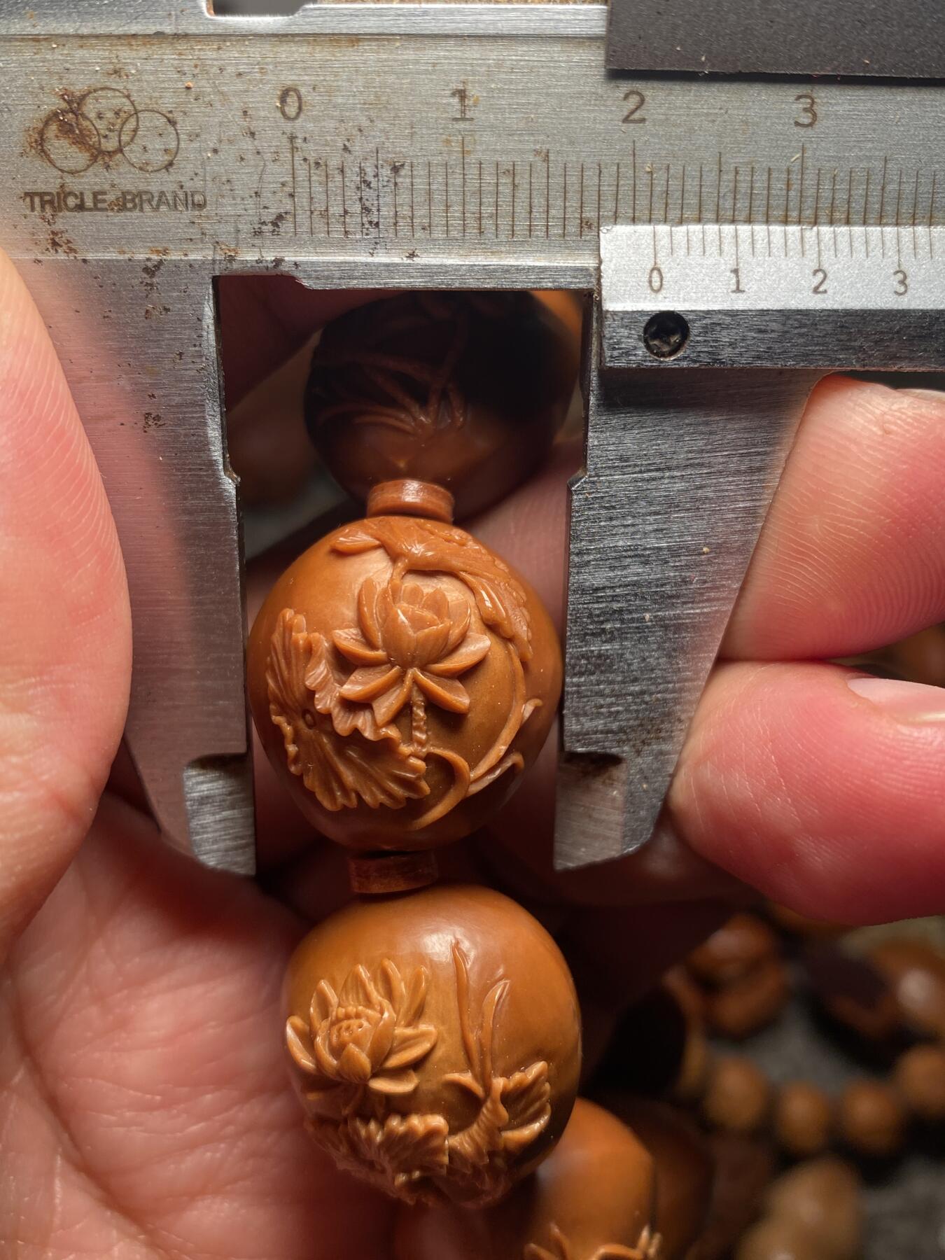 以核会友，中国非物质文化遗产苏工核雕手作 福利苏工核雕，纯手工雕刻，铁核荷塘月色，好运连绵，荷荷美美手串，个性十足，等待有缘人，尺寸2。1x2.28喜欢的来