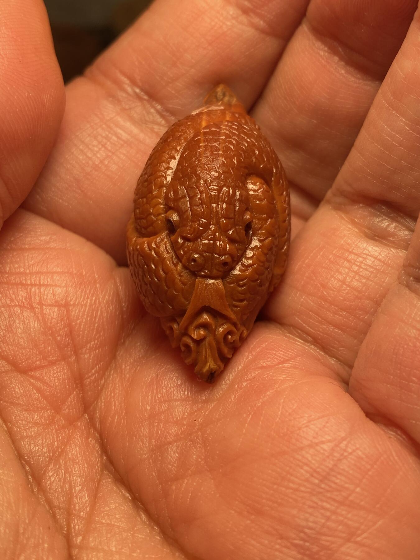 以核会友，中国非物质文化遗产苏工核雕手作 福利苏工核雕，纯手工雕刻一叶暴富，灵蛇单籽个性十足，等待有缘人，市场无同款，尺寸2。0x4.1喜欢的来